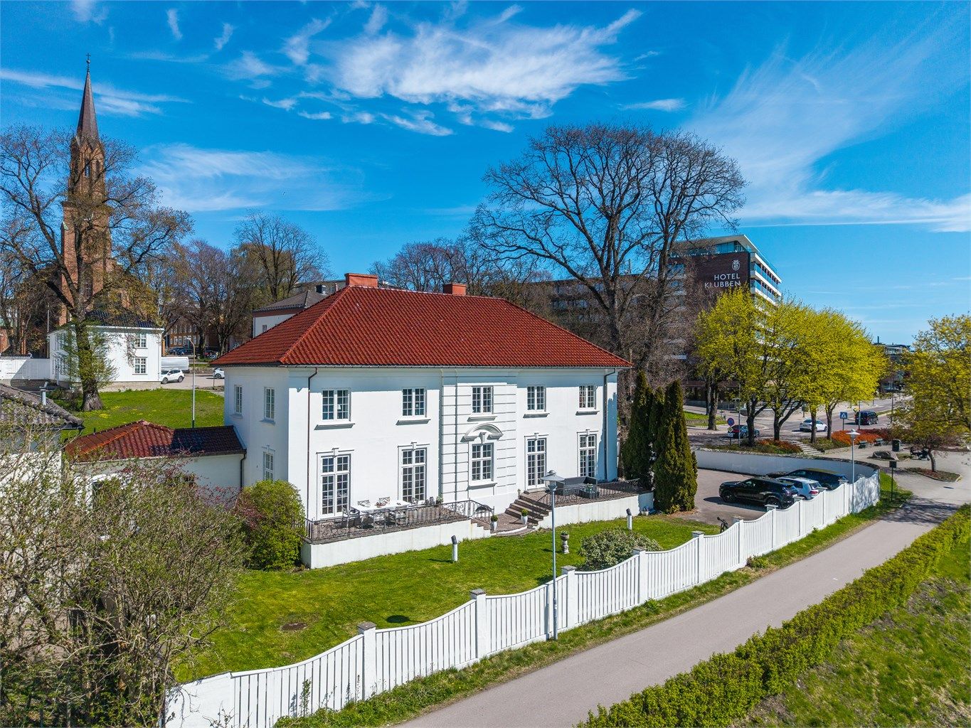 Boligen ligger i overgangen mellom byens sentrum og de rolige områdene langs fjorden.