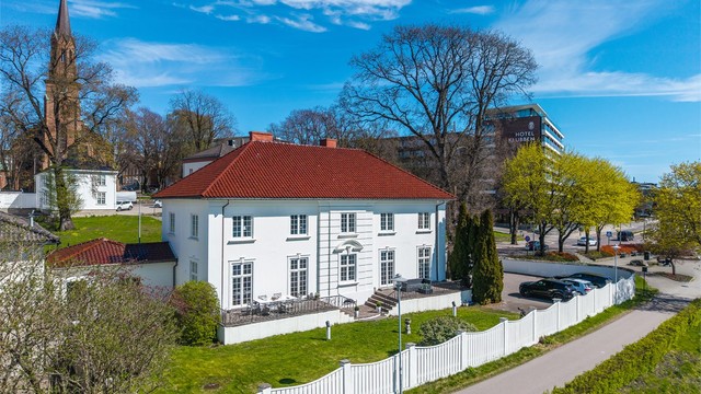 Boligen ligger i overgangen mellom byens sentrum og de rolige områdene langs fjorden.