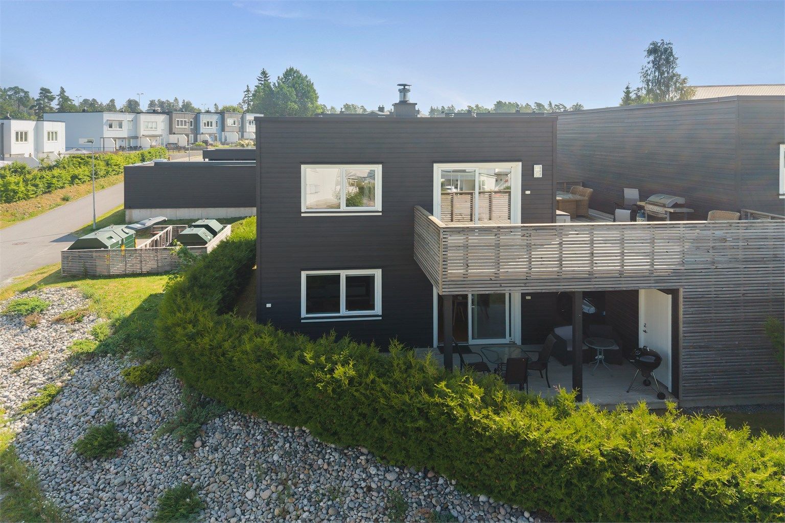 Boligen har en utvendig bod og parkering i carport, med mulighet for elbillader.