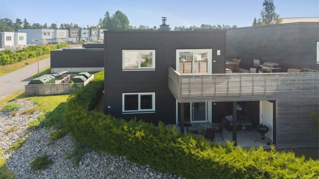 Boligen har en utvendig bod og parkering i carport, med mulighet for elbillader.