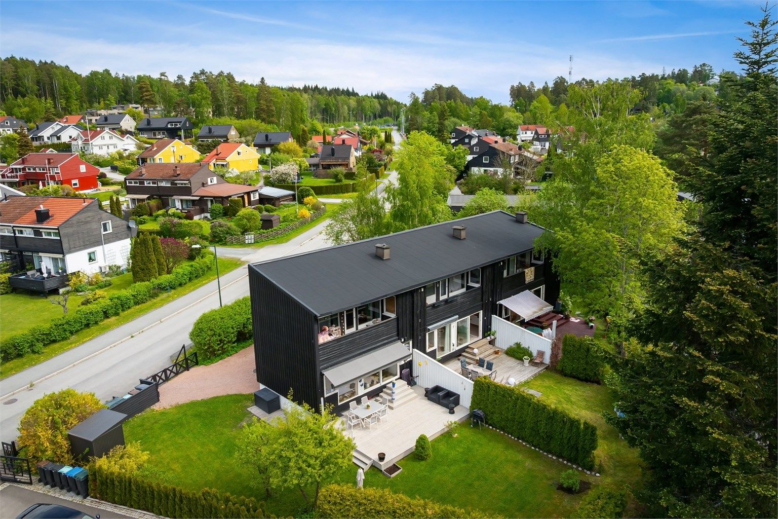 Dagligvarehandelen kan gjøres ved den lokale Kiwi butikken på Nesøya. Kajsas har også butikk med ferske bakervarer, delikatesser, dagens middag og steinovnsbakt pizza for take-away