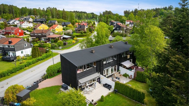 Dagligvarehandelen kan gjøres ved den lokale Kiwi butikken på Nesøya. Kajsas har også butikk med ferske bakervarer, delikatesser, dagens middag og steinovnsbakt pizza for take-away