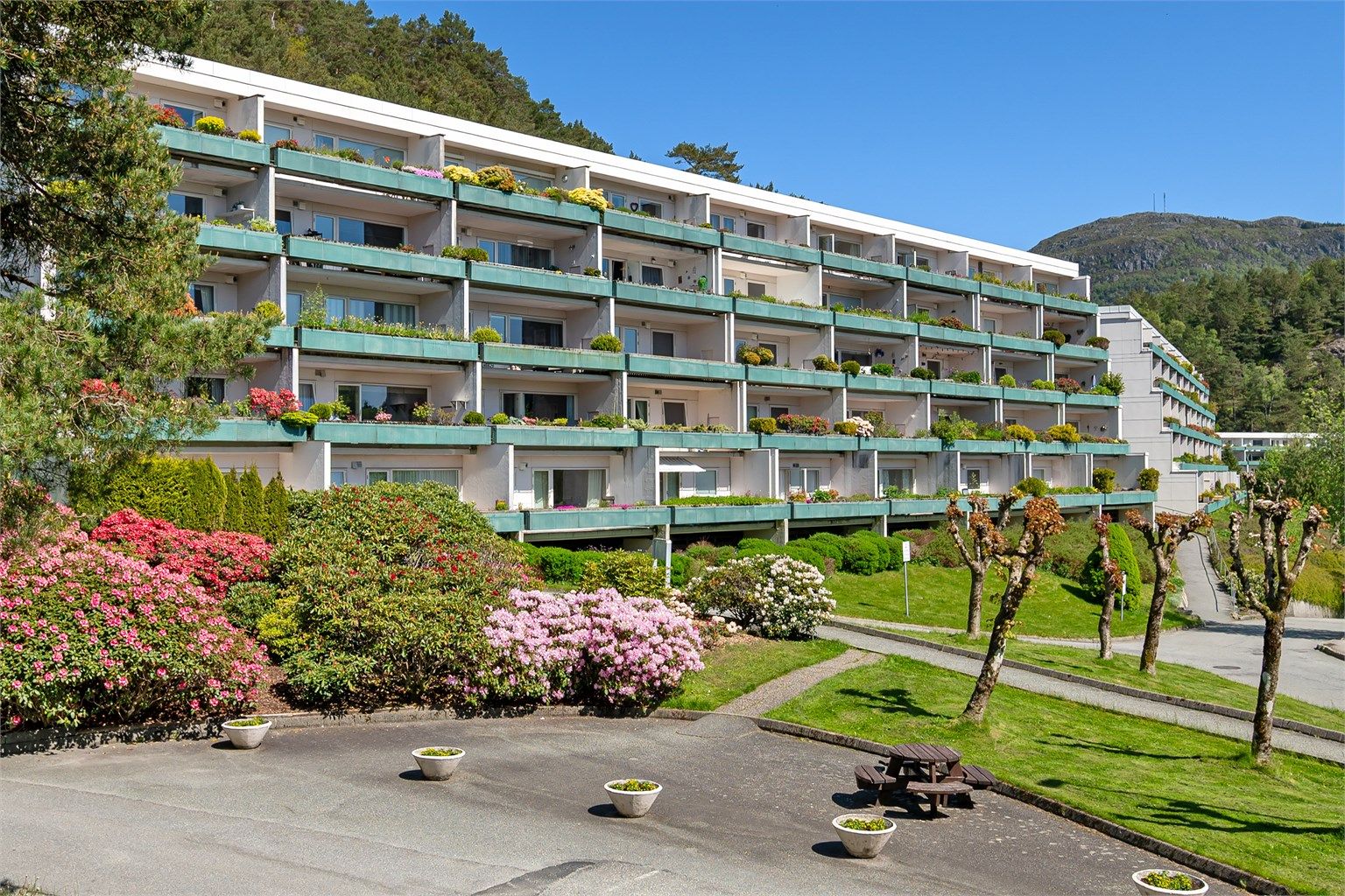 - Beliggende i naturskjønne omgivelser, med gangavstand til servicetilbud, buss m.m - 