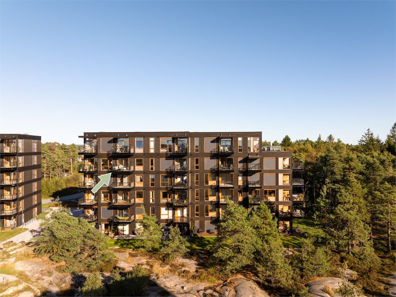 Denne moderne to-roms leiligheten fra 2025 ligger høyt og luftig i 5. etasje på øvre del av den skogkledde Begbyåsen. Fotograf; Kristoffer Kristiansen.