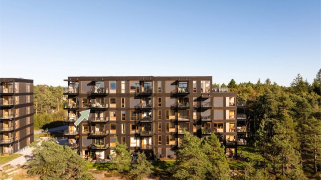 Denne moderne to-roms leiligheten fra 2025 ligger høyt og luftig i 5. etasje på øvre del av den skogkledde Begbyåsen. Fotograf; Kristoffer Kristiansen.