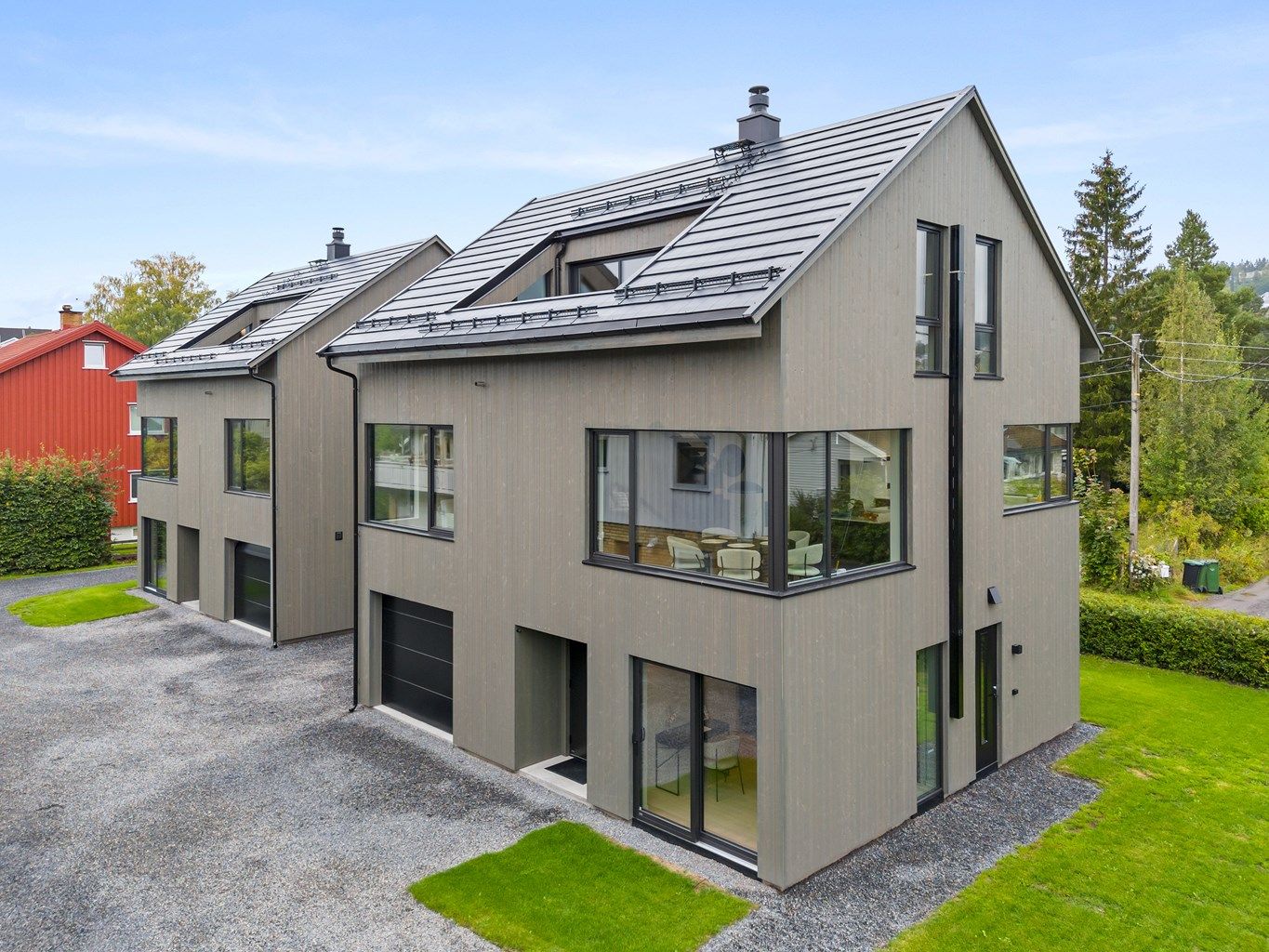 Hagen rundt boligen er seksjonert, garasje integrert i huset. 