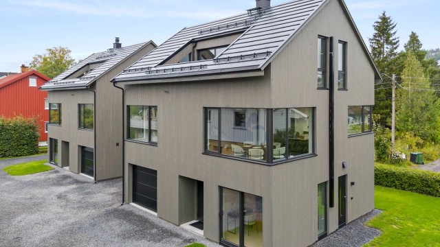 Hagen rundt boligen er seksjonert, garasje integrert i huset.