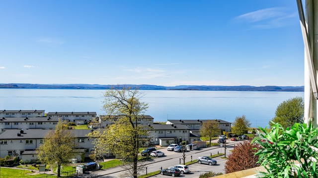 Vindstille vårdager med flatt vann på fjorden er sjelden vare. Utsikten derimot er den samme fine, året gjennom.