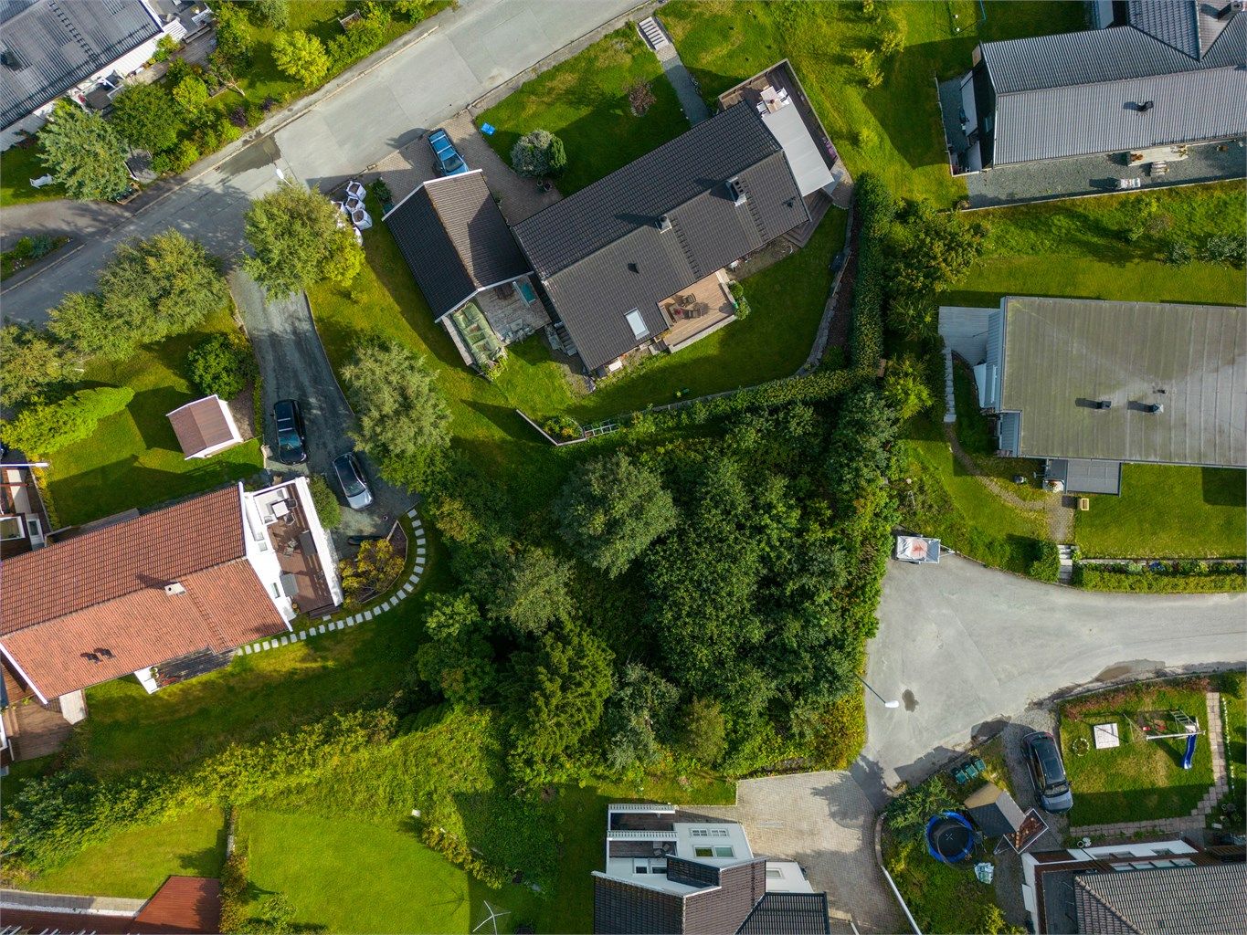  I nærområdet har du et godt kollektivtilbud, samt skoler på alle trinn og servicetilbud som dekker alle daglige behov. 