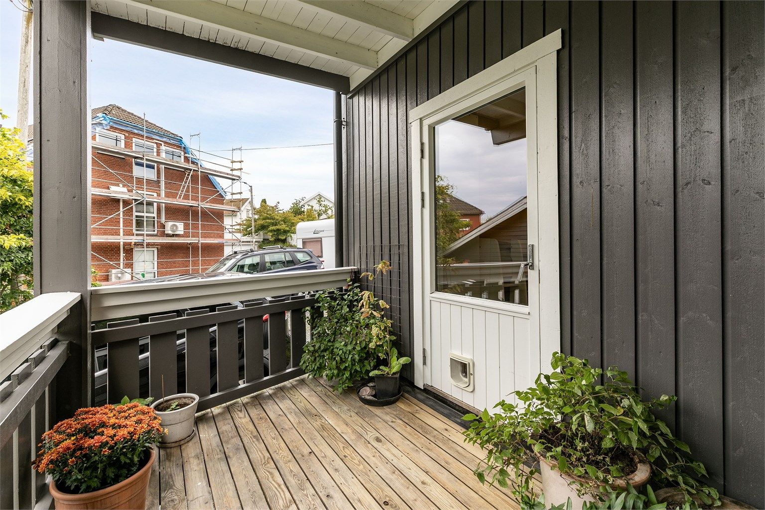 Den lune verandaen er et deilig sted å sitte ute på lyse, fine sommerkvelder. Arealet på ca. 6 kvm. gir mulighet for både grill og en liten sittegruppe.
