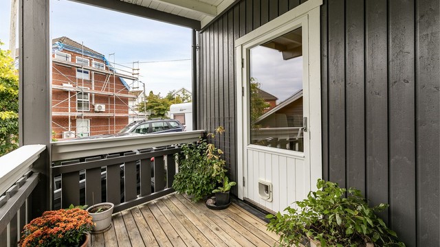 Den lune verandaen er et deilig sted å sitte ute på lyse, fine sommerkvelder. Arealet på ca. 6 kvm. gir mulighet for både grill og en liten sittegruppe.