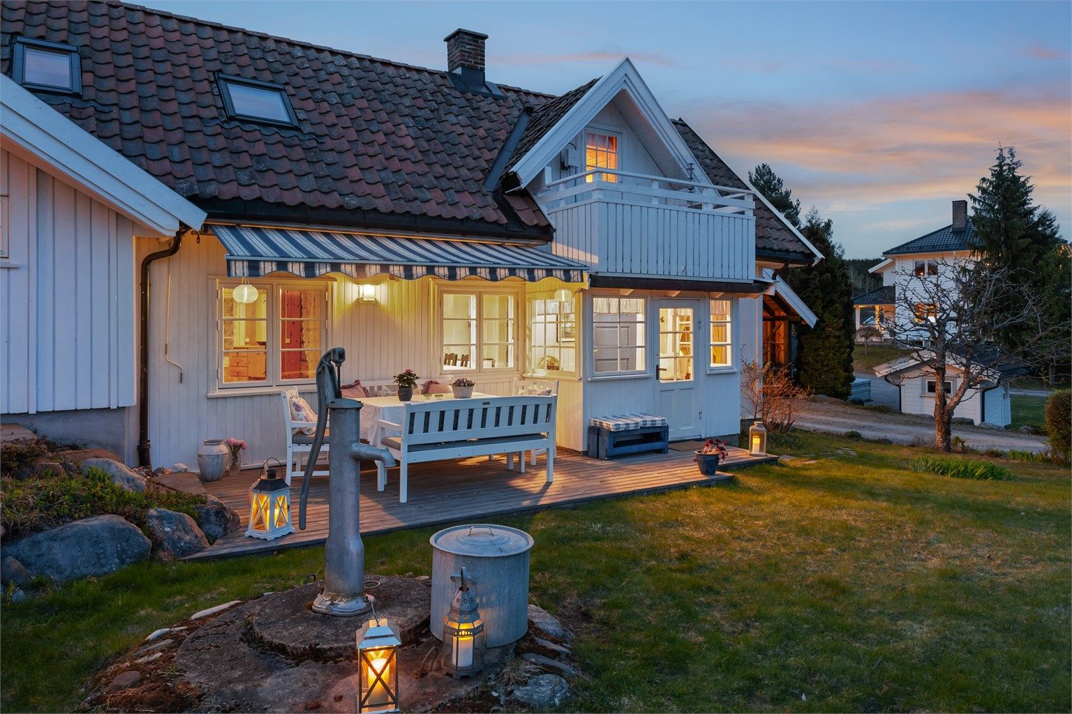 Koselig vest-vendt terrasse med svært gode solforhold. Her er det også en funksjonell brønn med kran og pumpe for ute-vann.