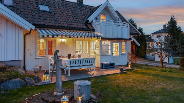 Koselig vest-vendt terrasse med svært gode solforhold. Her er det også en funksjonell brønn med kran og pumpe for ute-vann.