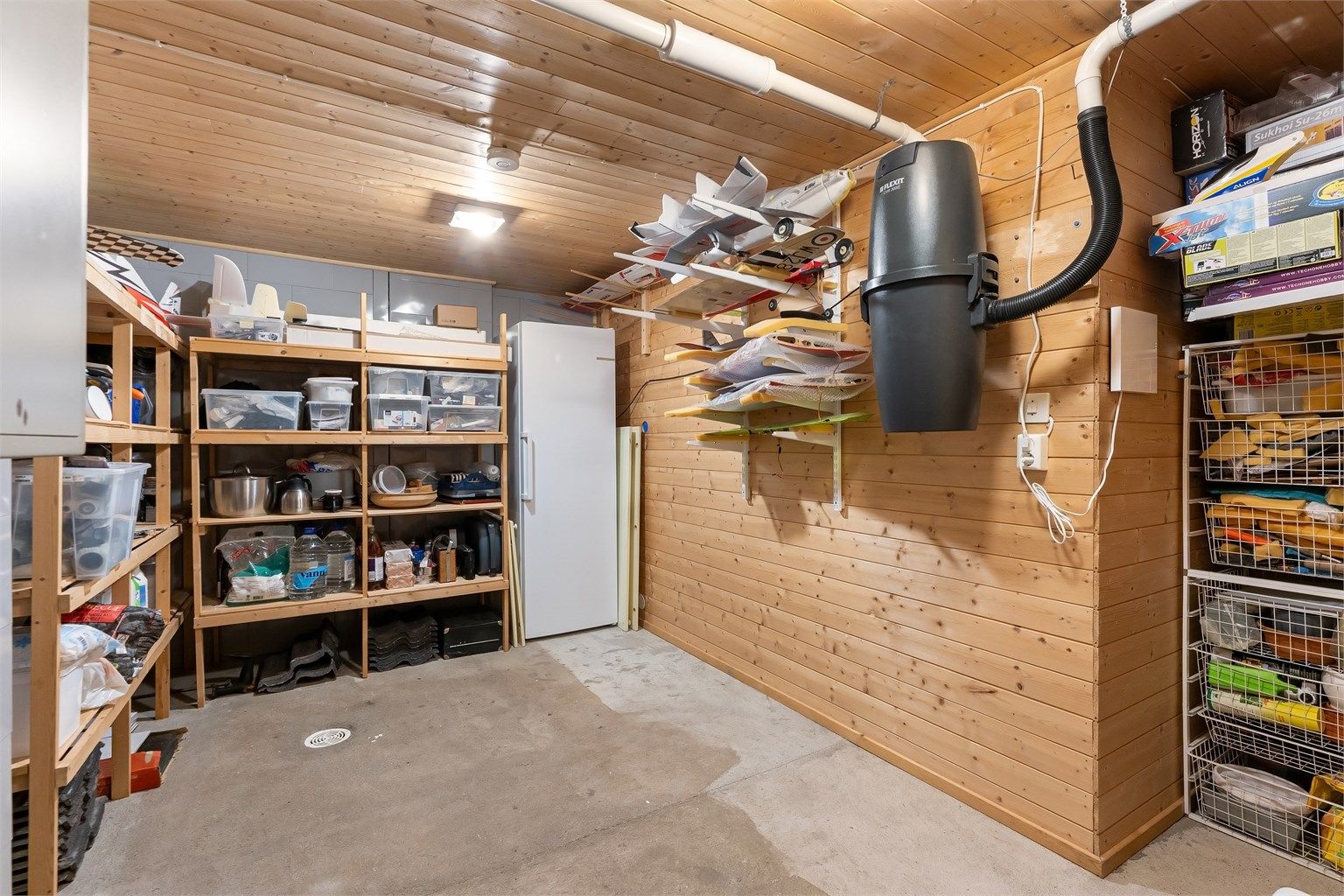 Boligen har tre praktiske boder i underetasjen som gir rikelig med lagringsplass. Her er også sentralstøvsugeren plassert.
