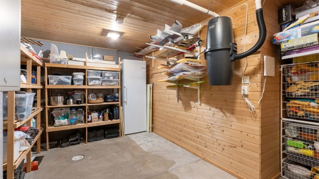 Boligen har tre praktiske boder i underetasjen som gir rikelig med lagringsplass. Her er også sentralstøvsugeren plassert.