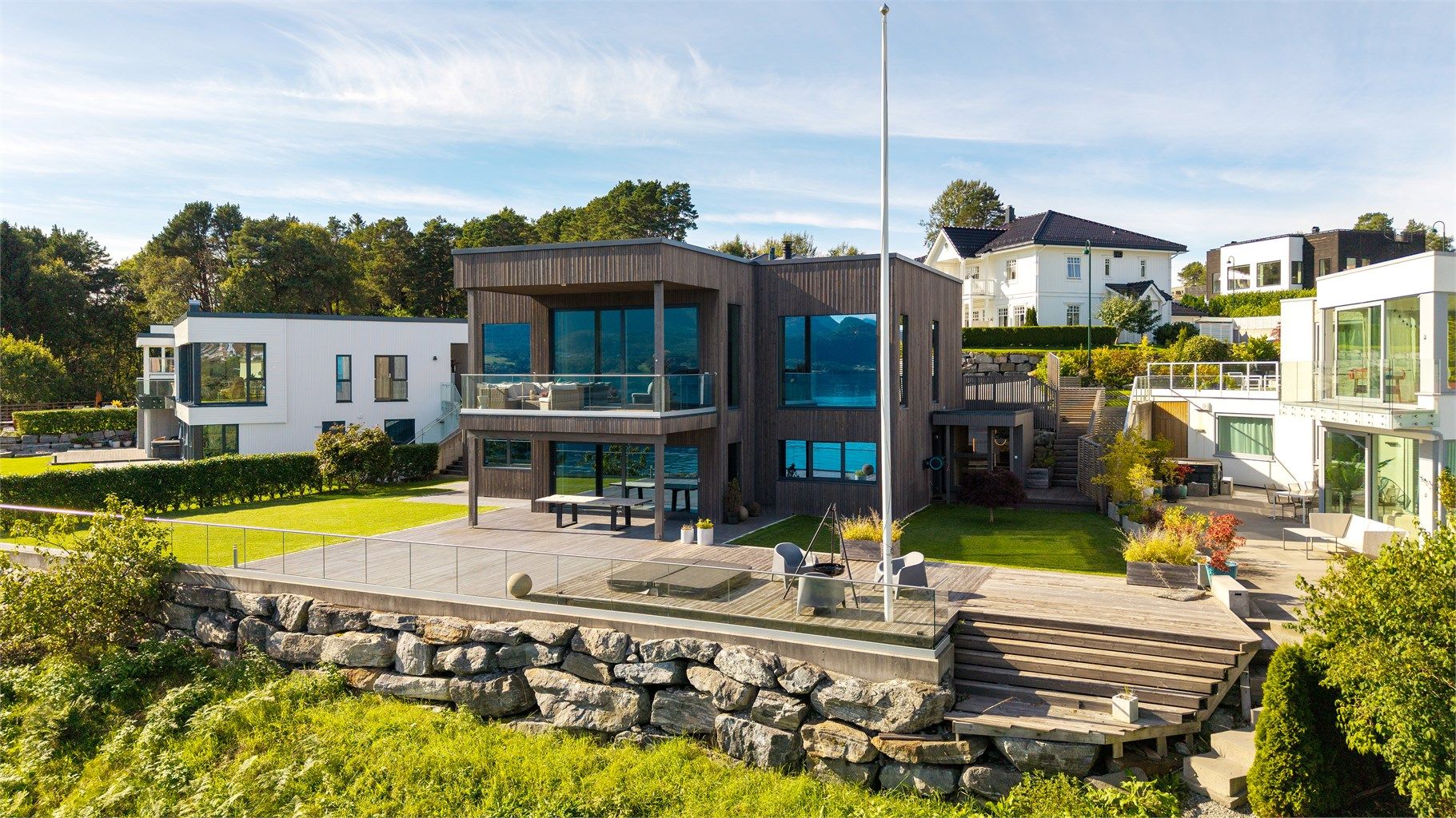 Velkommen til Myråkerbakken 9, en stor unik og flott funkisbolig beliggende like i sjøkanten på Flisnes, presentert av Eiendomsmegler/Daglig leder/Partner Preben Willmann
Foto: Stian Wiik