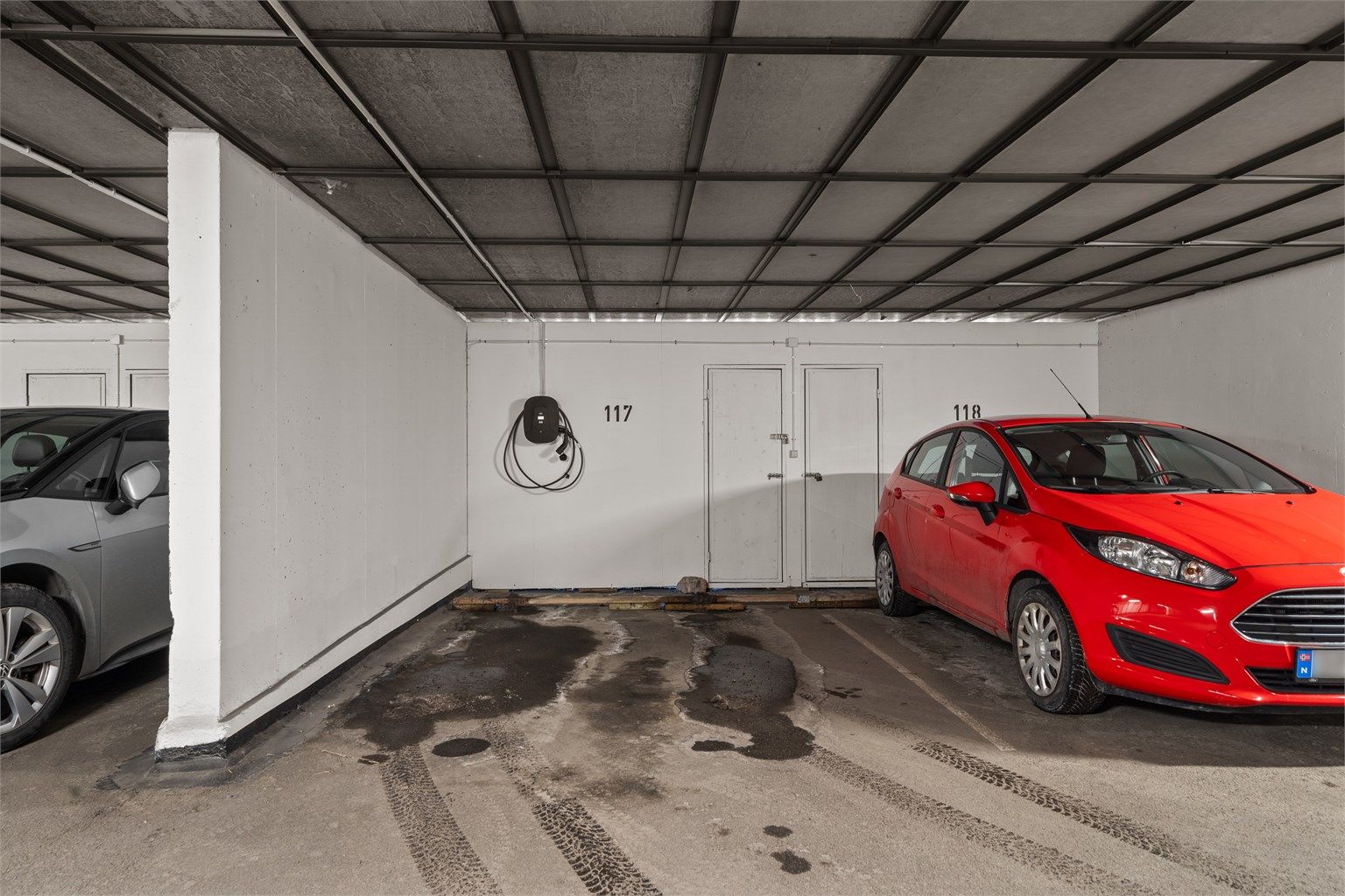 Parkeringsplassen som medfølger kjøpet. Her er det elbillader.