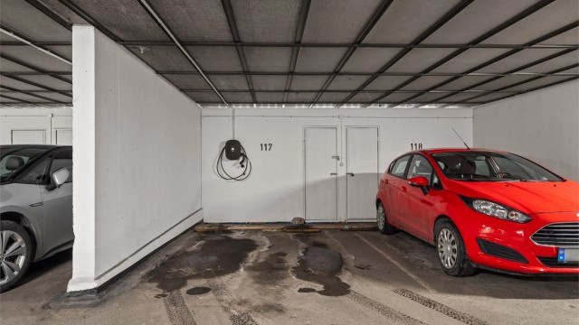 Parkeringsplassen som medfølger kjøpet. Her er det elbillader.