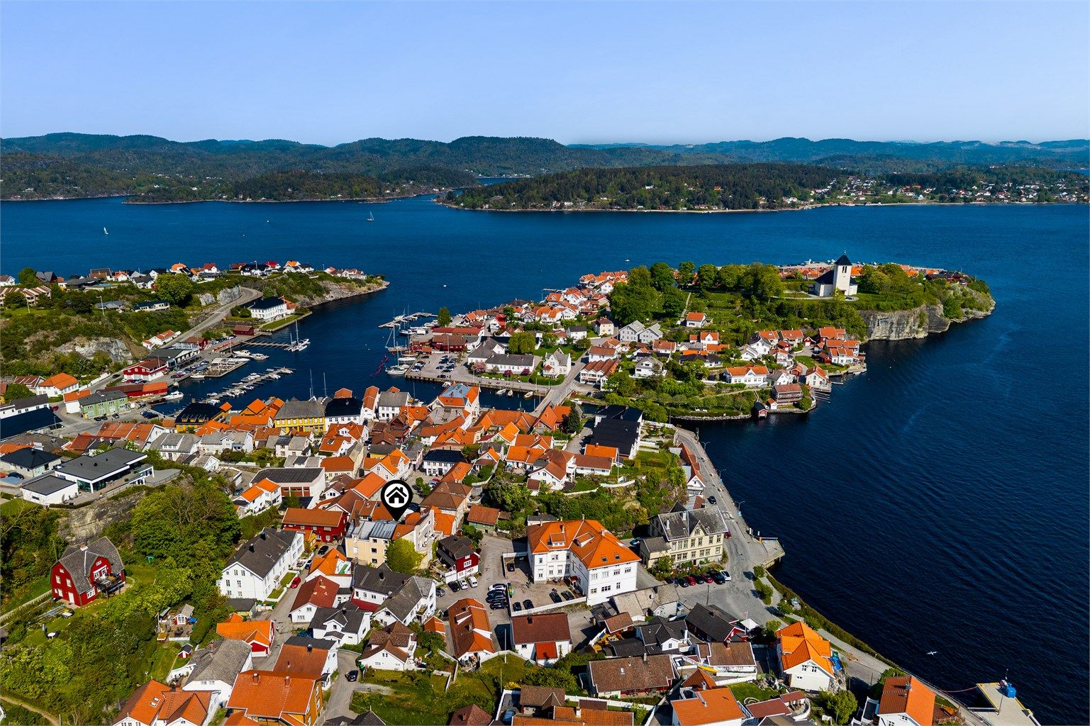 Brevik er en sommerby med vakker skjærgård og et koselig sentrum med restaurant, dagligvarebutikk, isbarer og flere gallerier.