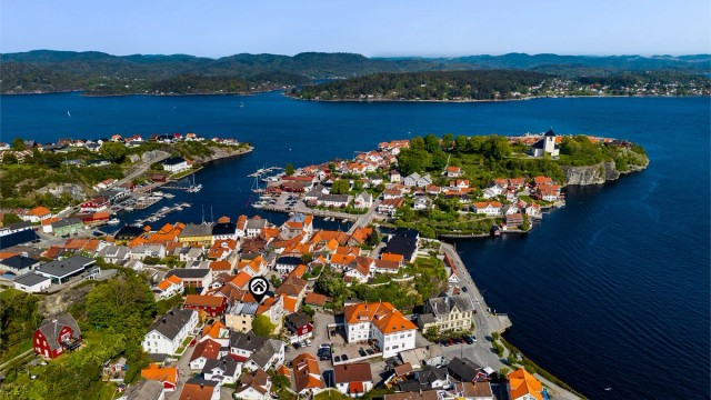 Brevik er en sommerby med vakker skjærgård og et koselig sentrum med restaurant, dagligvarebutikk, isbarer og flere gallerier.