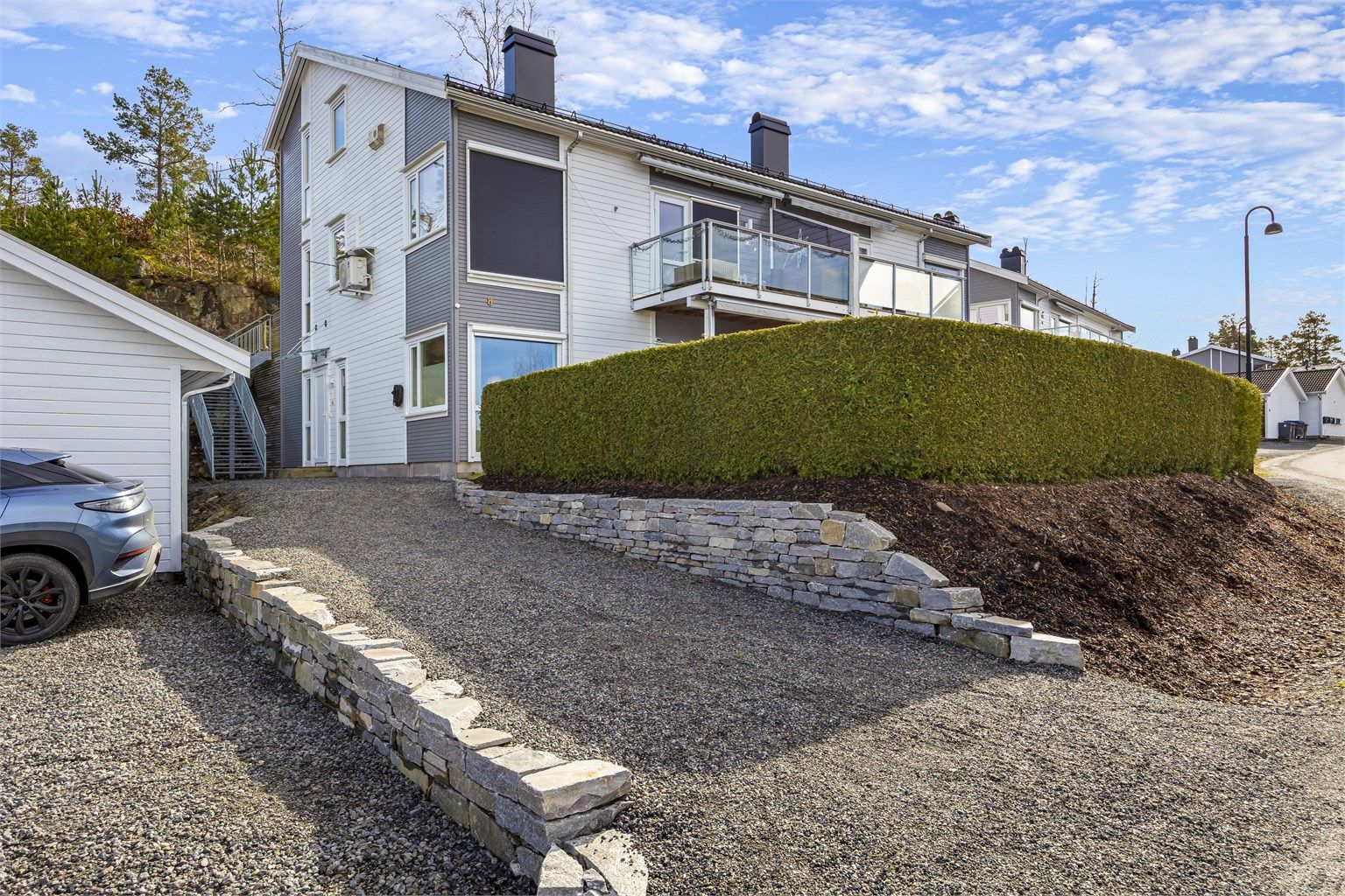 Tomten er fint opparbeidet. Beliggende i rolig og barnevennlig boligfelt. 