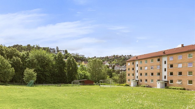 Her bor du fredelig til i grønne omgivelser, samtidig som sentrum og kollektivtransport er lett tilgjengelig.