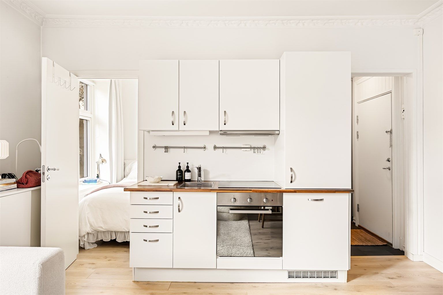 Kjøkkenet har kvalitetsinnredning fra HTH med glatte fronter og slitesterk laminert benkeplate med nedfelt vask. 
