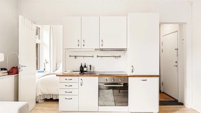 Kjøkkenet har kvalitetsinnredning fra HTH med glatte fronter og slitesterk laminert benkeplate med nedfelt vask.