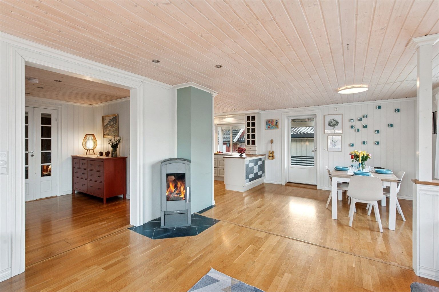 Stuen har godt med lysinnslipp og peisovn som bidrar til en lun atmosfære. (Foto: EFKT v/ Pål Godager)