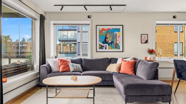Store vindusflater gir rikelig med lys inn i stuen.