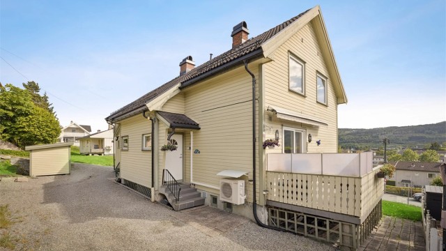 Parkeringsplass på egen gruset gårdsplass