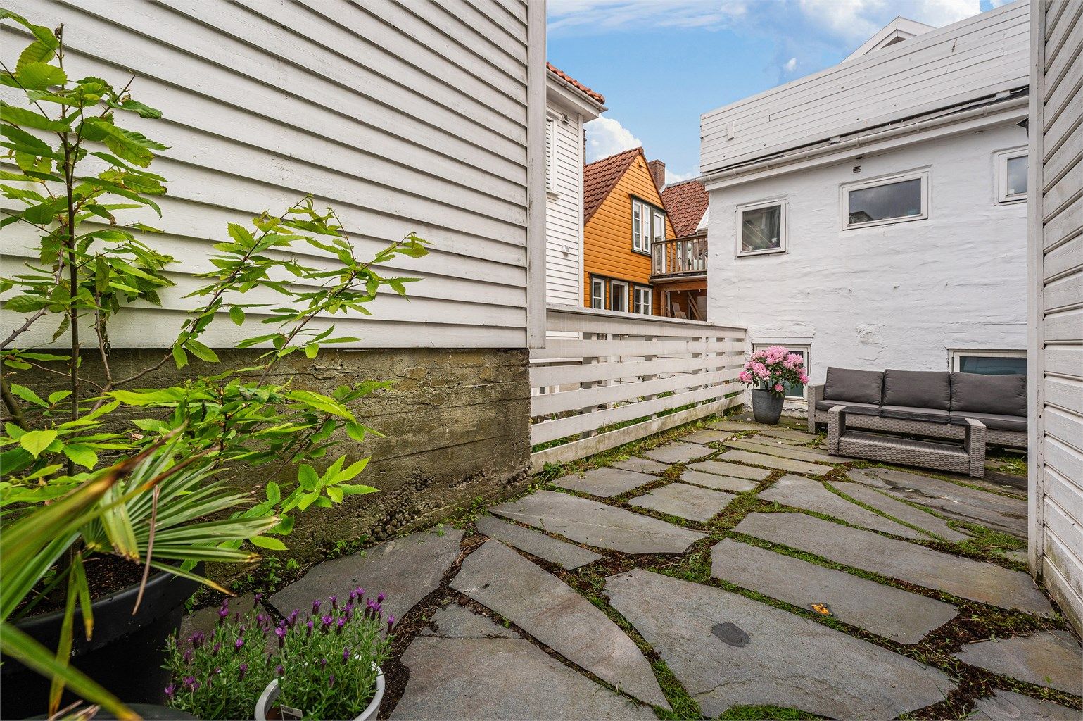 Bakgård med uteplass til boligen. 