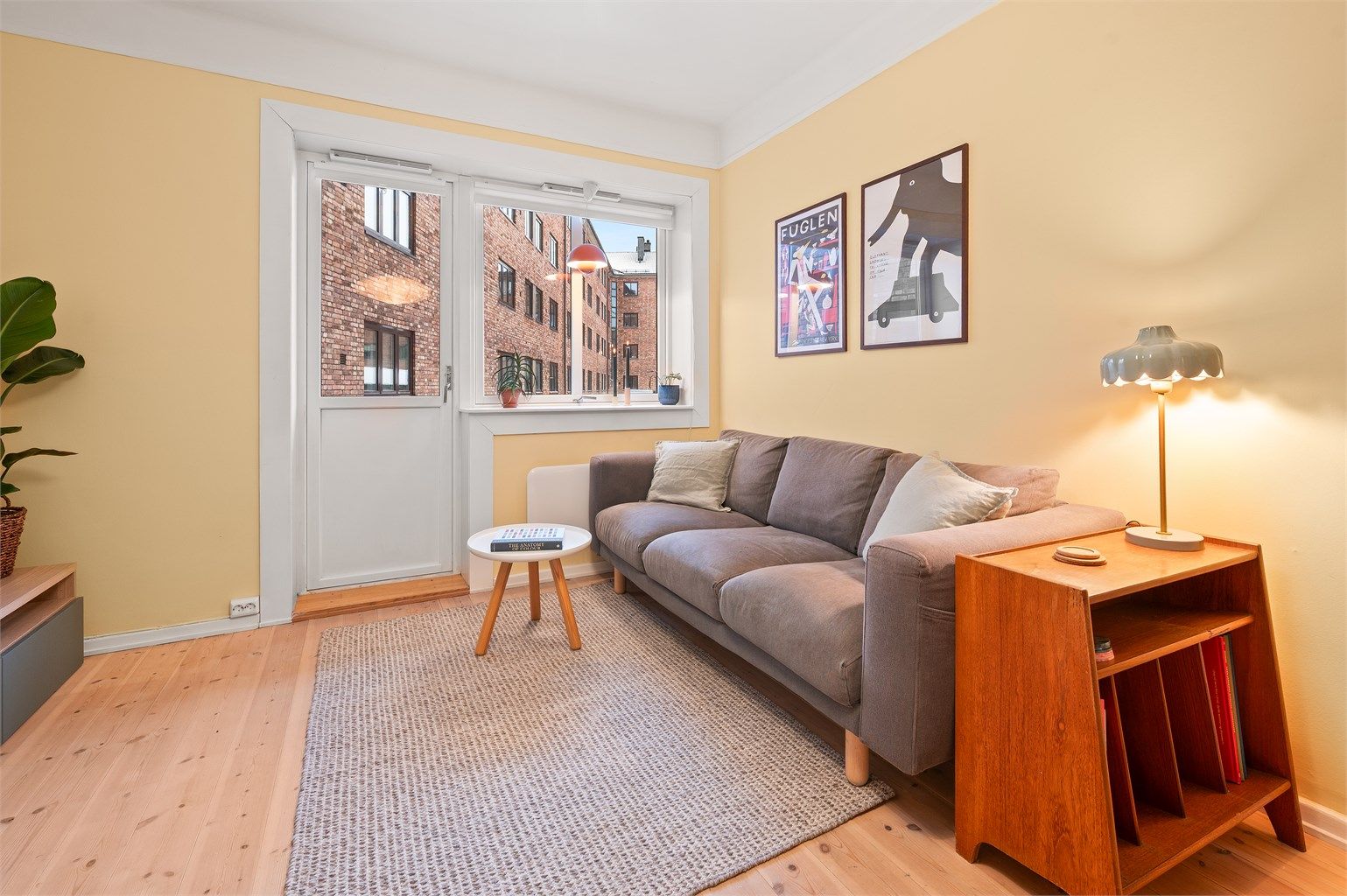 Fra stuen er det utgang til en sydvestvendt balkong som vender ut mot en rolig bakgård.