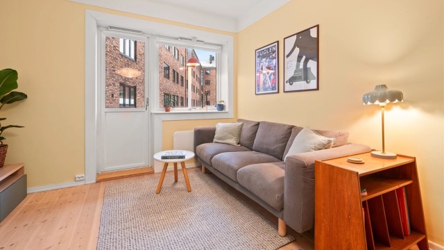 Fra stuen er det utgang til en sydvestvendt balkong som vender ut mot en rolig bakgård.