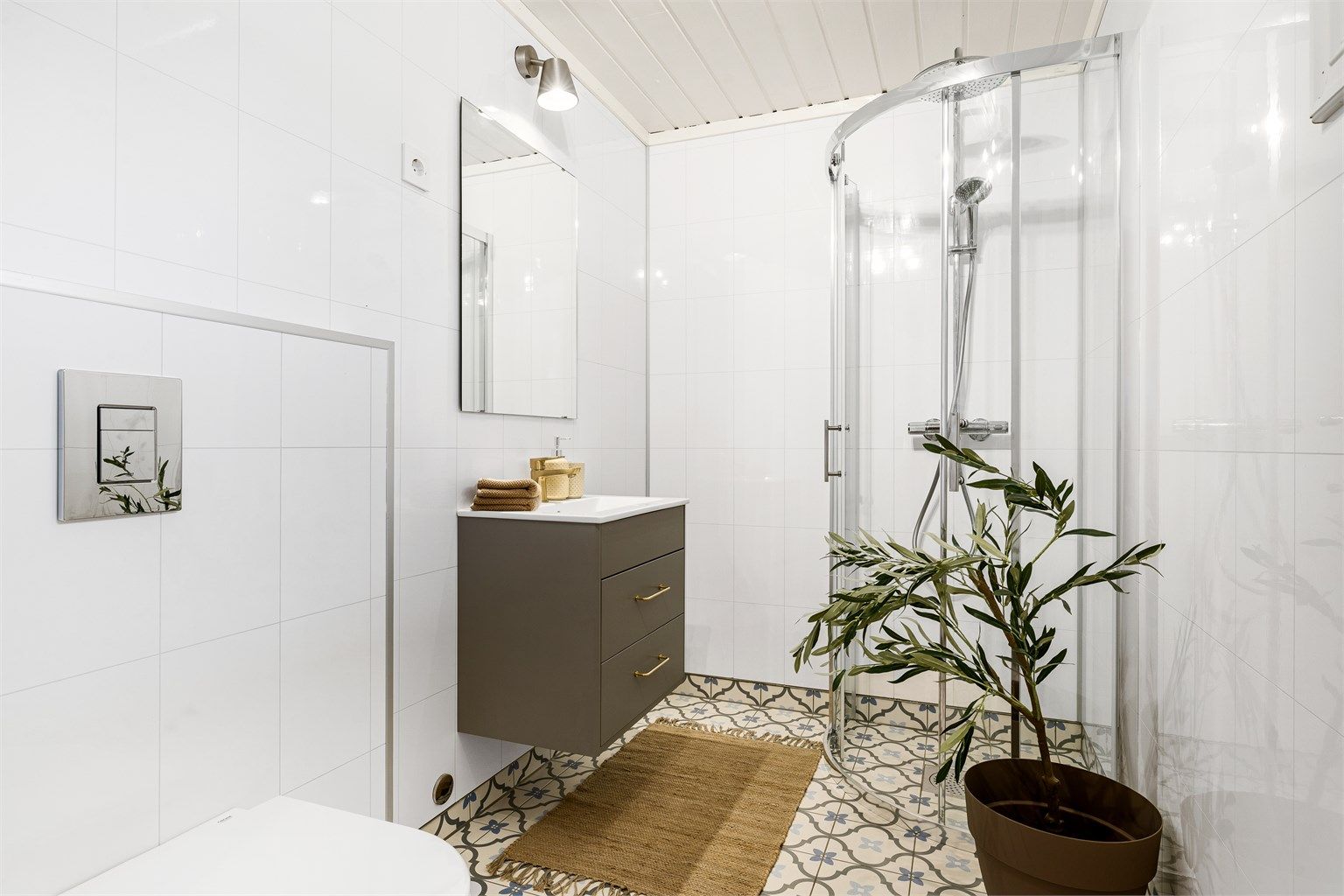 Badet i første etasje er gjort i senere år og er utstyrt med dusjhjørne, wc med innebygget cisterne, servant i seksjon med skuffer og speil med belysning over.