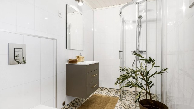 Badet i første etasje er gjort i senere år og er utstyrt med dusjhjørne, wc med innebygget cisterne, servant i seksjon med skuffer og speil med belysning over.