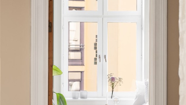 Den gjennogående planløsningen sørger for rikelig med naturlig lys.