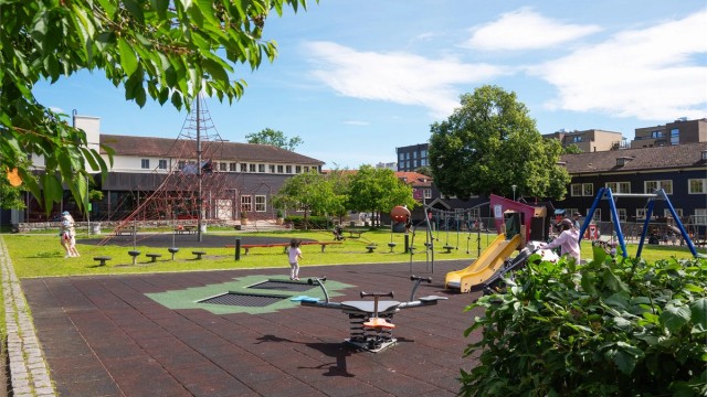 Kort gangavstand til Løren T-banestasjon, dagligvare, treningssentre, restauranter og øvrige servicetilbud.