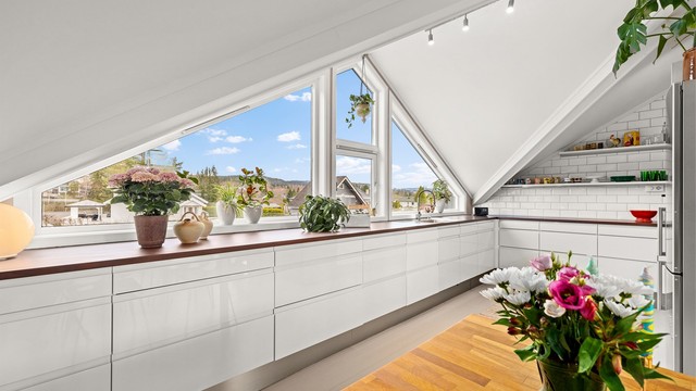 Benkeplatene i heltre ble pusset ned og overflatebehandlet i 2025, og gir en varm kontrast til de hvite frontene.