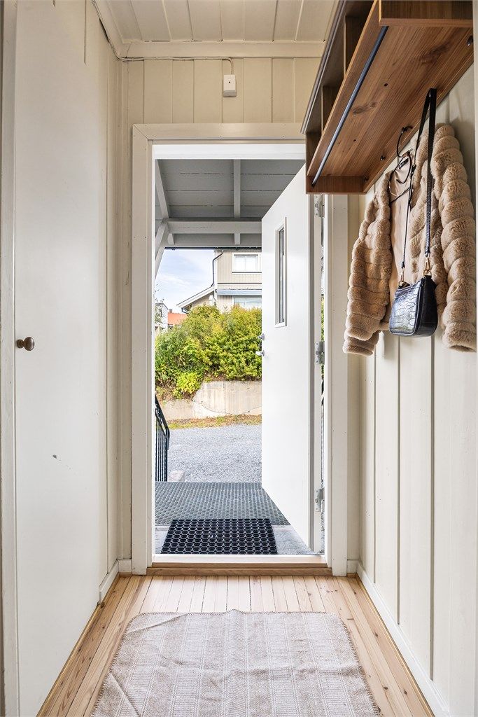Entré med adkomst til boligens øvrige rom.