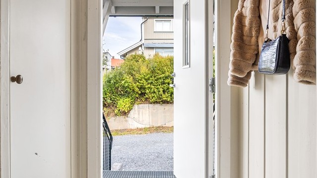 Entré med adkomst til boligens øvrige rom.