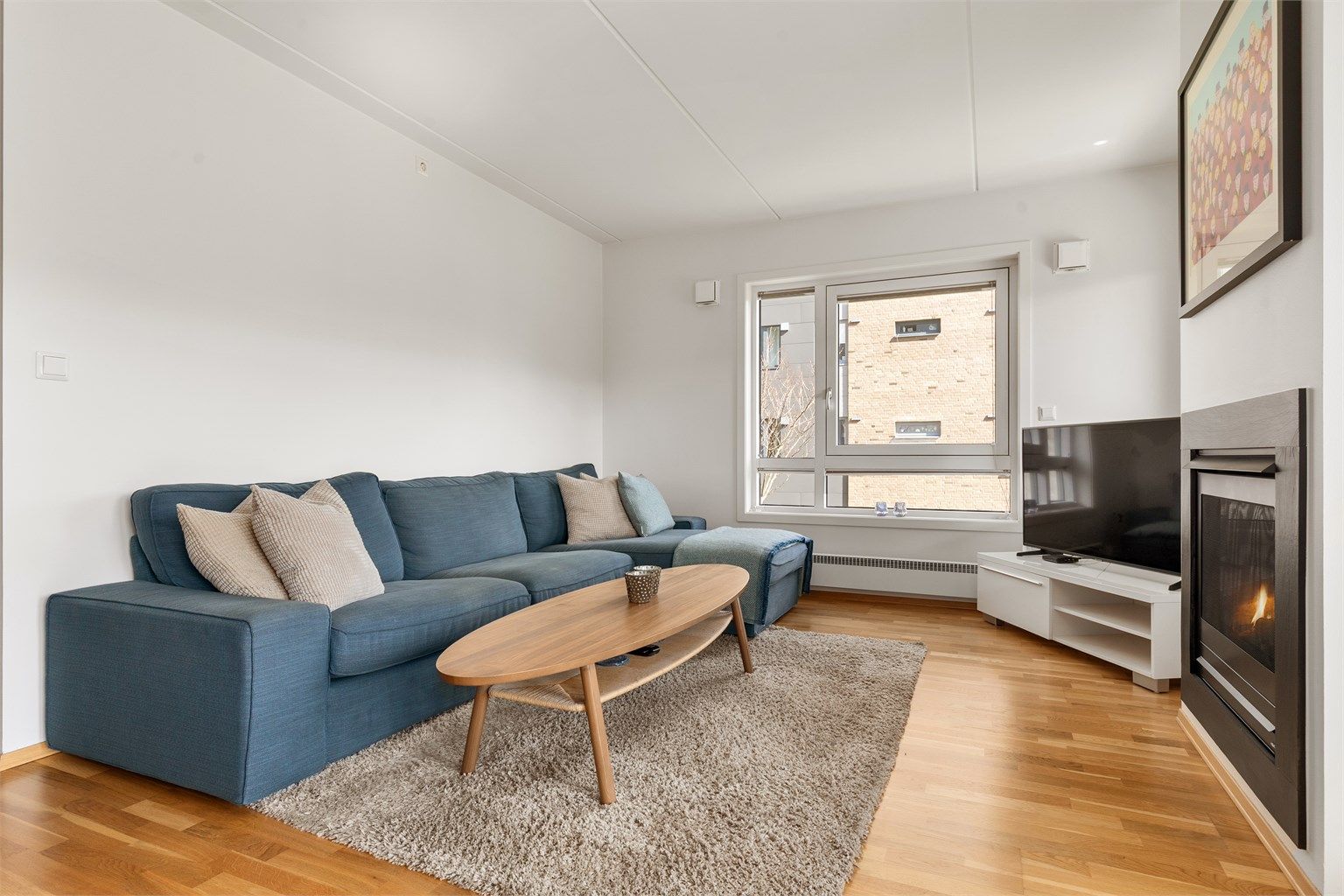 Stuen har plass til sofaløsning med tilhørende møblementer og tv-seksjon. Gasspeis som gir godt med både varme og koselig atmosfære