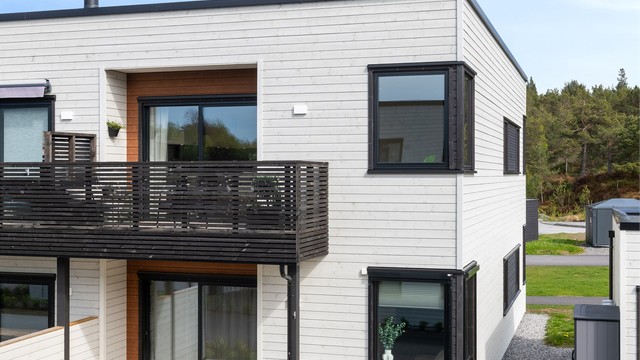 Leiligheten ligger i hjørnet av 2. etasje mot sydvest.