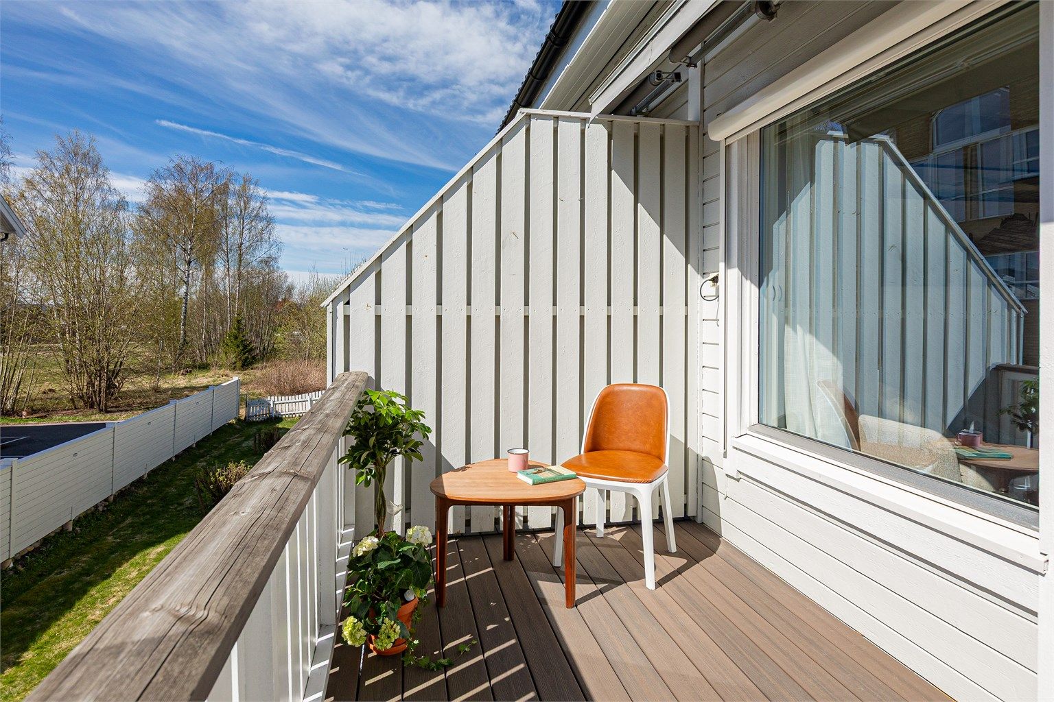 Fra stuen er det utgang til en balkong med gulv av kompositt, et privat uterom med plass til sittegruppe.