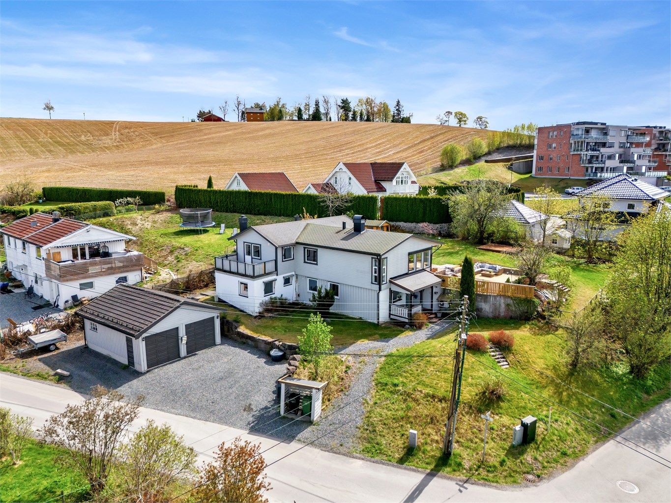 Eiendomsmegler Krogsveen v/ Vegard Gran-Andersen ønsker deg velkommen til Fiolbakken 2. Innholdsrik familiehus med dobbelgarasje i et barnevennlig område.