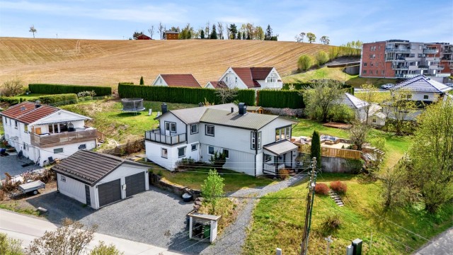 Eiendomsmegler Krogsveen v/ Vegard Gran-Andersen ønsker deg velkommen til Fiolbakken 2. Innholdsrik familiehus med dobbelgarasje i et barnevennlig område.