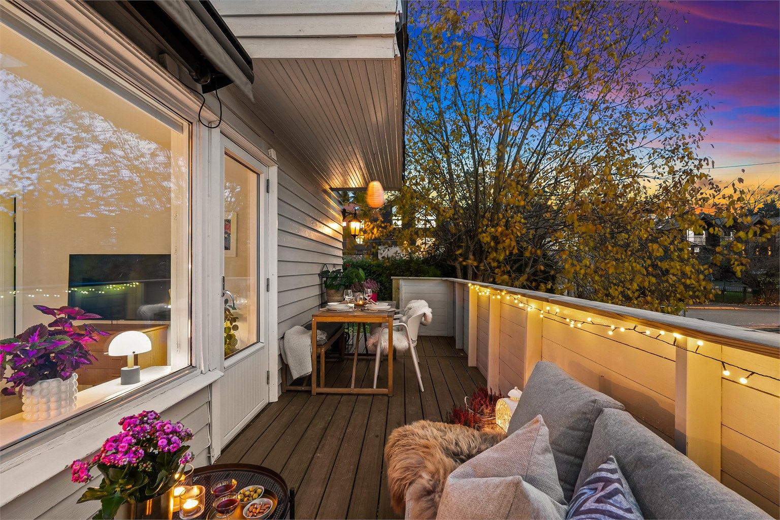 Solrik, sydvendt balkong på ca. 12 kvm. med direkte adkomst til hagen.