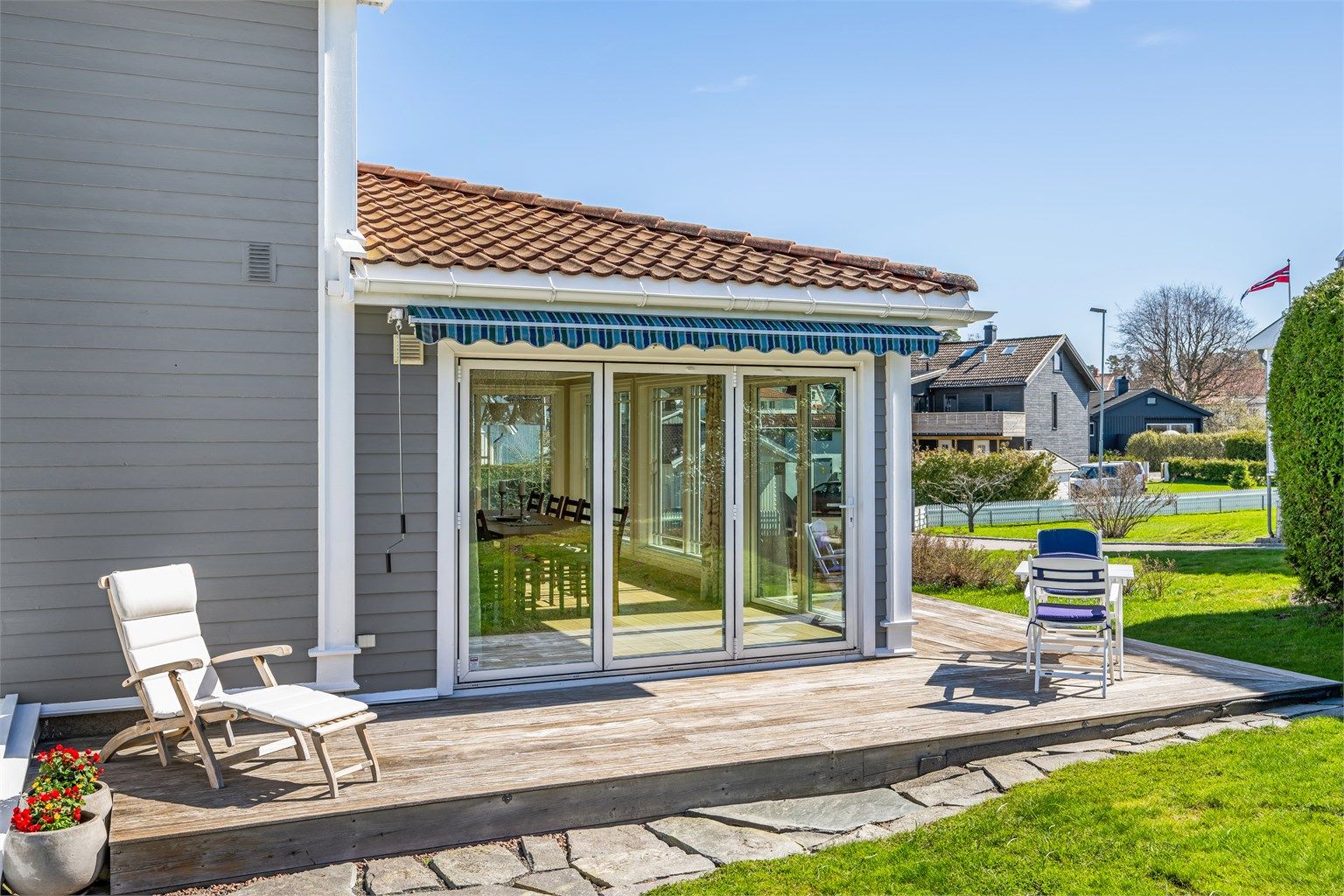Terrassen utenfor spisestuen er på 25 m² og har god plass til sittegruppe.