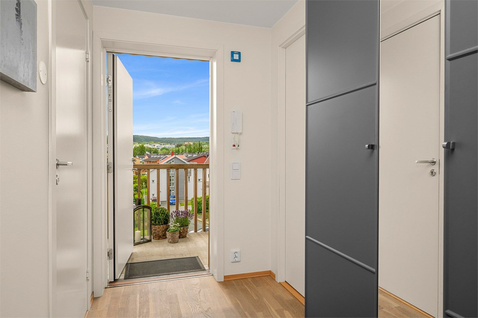 Velkommen inn! Romslig entré med god plass til oppbevaring av yttertøy og sko.