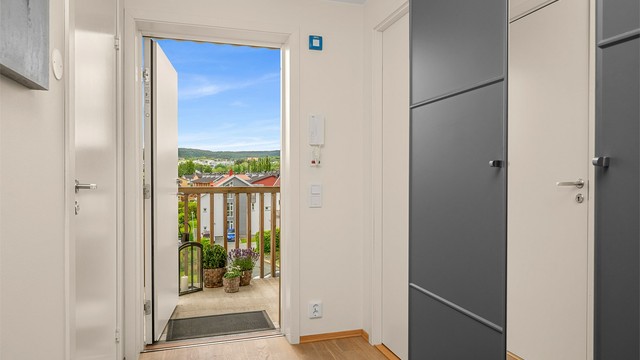 Velkommen inn! Romslig entré med god plass til oppbevaring av yttertøy og sko.